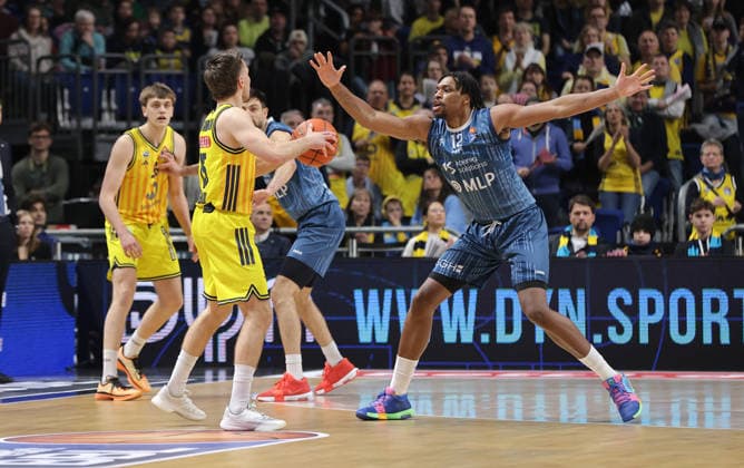 Martin Hermannsson am Ball, Osun Osunniyi Zweikampf Spielszene Aktion Basketball BBL Bundesliga Herren 15. Spieltag Saison 2025 2026 11.01.2026 ALBA Berlin vs MLP Academics Heidelberg