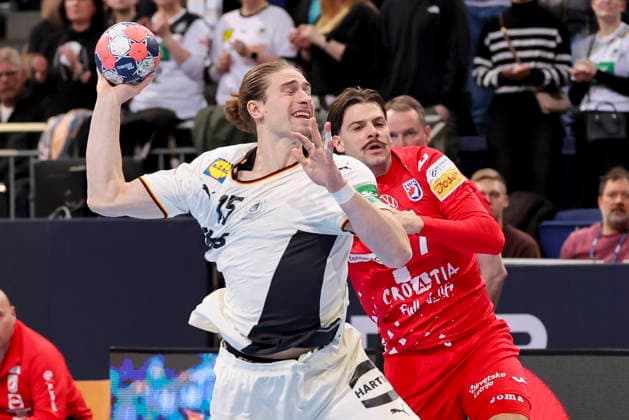 Juri Knorr (Germany) und Filip Glavas (Croatia) kaempfen um den Ball, Friendly match, Germany vs Croatia, ZAG Arena am 11. January 2026 in Hannover, Deutschland. (Foto von Marco Steinbrenner DeFodi Images) Juri Knorr (Germany) und Filip Glavas (Croatia) battle for the ball, Friendly match, Germany vs Croatia, ZAG Arena, January 11, 2026 in Hannover, Germany. (Photo by Marco Steinbrenner DeFodi Images) -