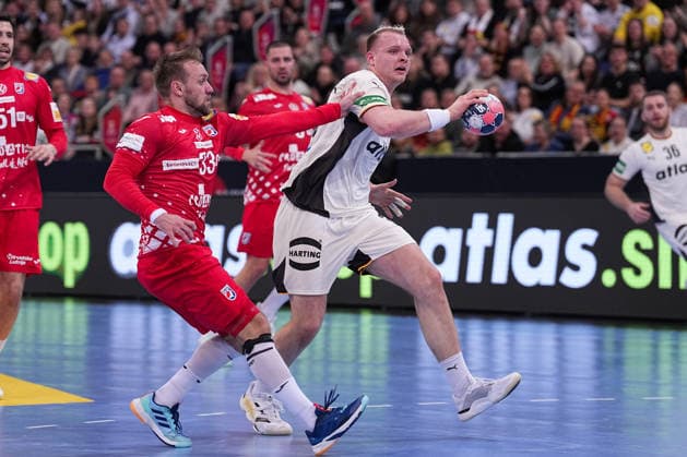 11.01.2026, xydrx, Handball, Herren Länderspiel, Deutschland - Kroatien, ZAG Arena: Luka Cindric (CRO 33) im Zweikampf gegen Justus Fischer (GER 54) Niedersachsen Deutschland