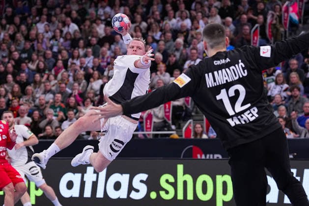 11.01.2026, xydrx, Handball, Herren Länderspiel, Deutschland - Kroatien, ZAG Arena: Justus Fischer (GER 54) beim Wurf auf das Tor von Matej Mandic (CRO 12) Niedersachsen Deutschland