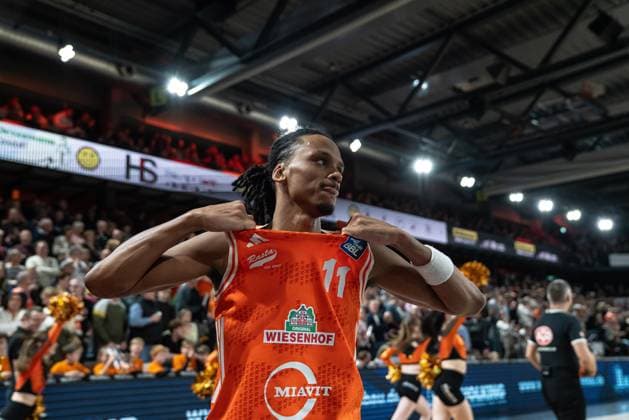 Alonzo Verge Jr. (11; Rasta Vechta) am Ende des 4. Viertels beim Stand von 88-90 für die Fitness First Würzburg Baskets am 15. Spieltag der EasyCredit BBL. Alonzo Verge Jr. (11; Rasta Vechta) am Ende des 4. Viertels