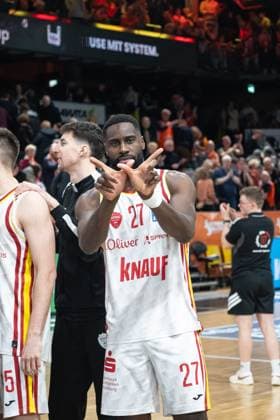 Szene mit Eddy Edigin Jr (27; Würzburg Baskets) und Alen Pjanic (35; Würzburg Baskets) auf dem Spielfeld nach dem Sieg gegen die Rasta Vechta am 15. Spieltag der EasyCredit BBL. Szene mit Eddy Edigin Jr (27; Würzburg Baskets) und Alen Pjanic (35; Würzburg Baskets)