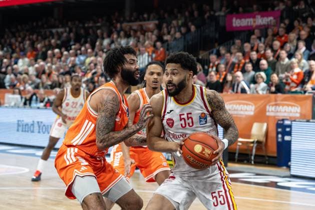 David Muenkat (55; Würzburg Baskets) mit Ball gegen Tevin Brown (10, Rasta Vechta) am 15. Spieltag der EasyCredit BBL in Vechta. David Muenkat (55; Würzburg Baskets) mit Ball gegen Tevin Brown (10, Rasta Vechta)
