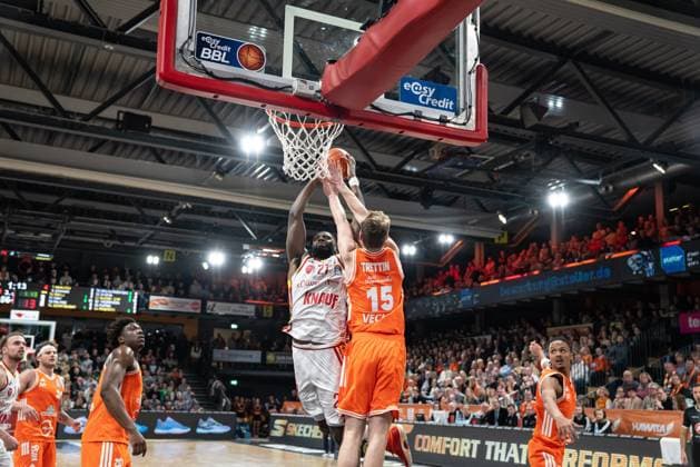 Eddy Edigin Jr (27, Würzburg Baskets) geht zum Korb und Linus Trettin (15, Rasta Vechta) versucht den Angriff zu verteidigen am 15. Spieltag der EasyCredit BBL in Vechta. Spielaktion mit Eddy Edigin Jr (27, Würzburg Baskets) und Linus Trettin (15, Rasta Vechta)