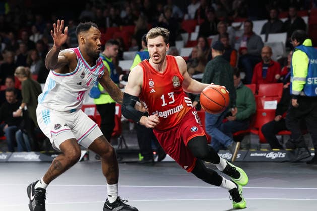 Andreas Obst (FC Bayern Basketball, 13) mit Ball mit Jeff Garrett Jr. (Telekom Baskets Bonn, 04), GER, FC Bayern Basketball vs. Telekom Baskets Bonn, Basketball, easycredit Basketball Bundesliga, 15. Spieltag, Saison 2025 2026, 11.01.2026, GER, FC Bayern Basketball vs. Telekom Baskets Bonn, Basketball, easycredit Basketball Bundesliga, 15. Spieltag, Saison 2025 2026, 11.01.2026 Muenchen Copyright: xEibner-Pressefoto JennixMaulx EP_JML