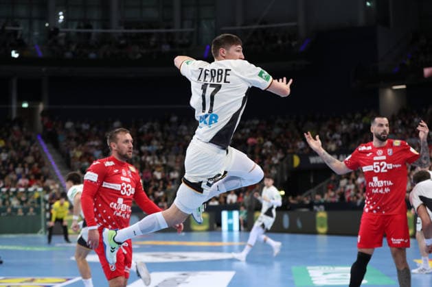 11.01.2026, xgox, Handball, Länderspiel, Deutschland - Kroatien v.l. Lukas Zerbe (Deutschland, 17) wirft Tor, Torschuetze, erzielt Tor, Treffer, scores the goal Hannover