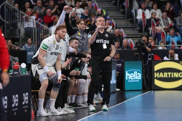 11.01.2026, xgox, Handball, Länderspiel, Deutschland - Kroatien v.l. Alfred Gislason (Deutschland, Trainer) Jubel, Torjubel, jubelt ueber das Tor, celebrate the goal, celebration Hannover
