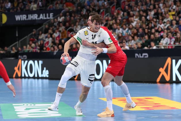 11.01.2026, xgox, Handball, Länderspiel, Deutschland - Kroatien v.l. Julian Koester (Köster, Deutschland, 18), Veron Nacinovic (Kroatien, 93) Zweikampf, Duell, Kampf, tackle Hannover