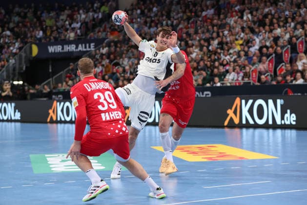 11.01.2026, xgox, Handball, Länderspiel, Deutschland - Kroatien v.l. Julian Koester (Köster, Deutschland, 18) wirft Tor, Torschuetze, erzielt Tor, Treffer, scores the goal Hannover