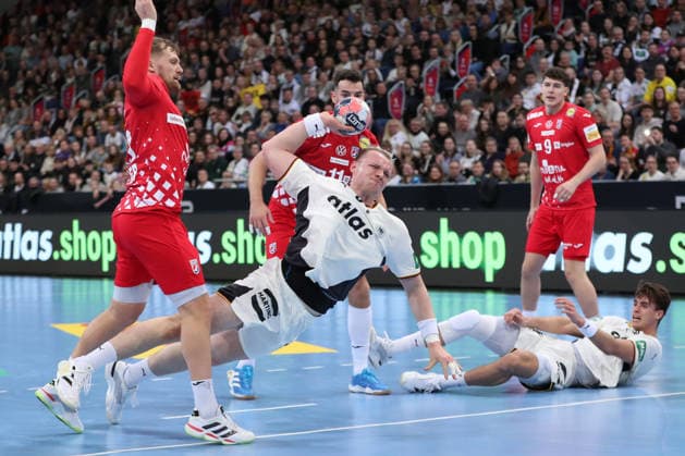 11.01.2026, xgox, Handball, Länderspiel, Deutschland - Kroatien v.l. Justus Fischer (Deutschland, 54) wirft Tor, Torschuetze, erzielt Tor, Treffer, scores the goal Hannover