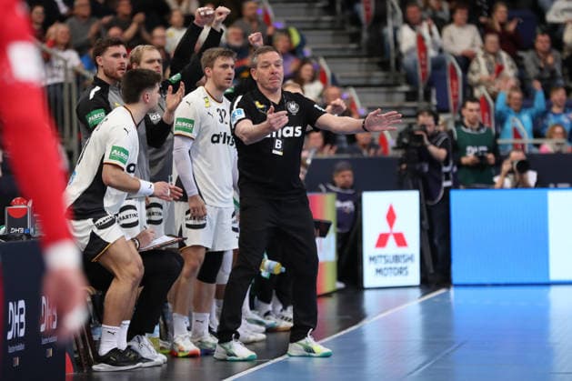 11.01.2026, xgox, Handball, Länderspiel, Deutschland - Kroatien v.l. Alfred Gislason (Deutschland, Trainer) gibt Anweisungen, gestikuliert mit den Armen, gesticulate, gives instructions Hannover