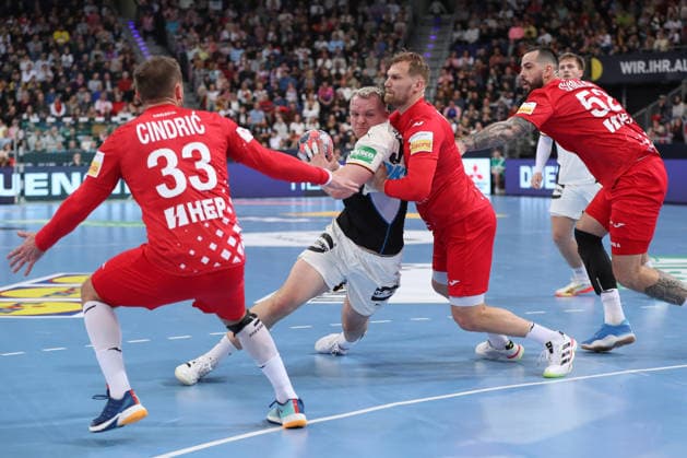 11.01.2026, xgox, Handball, Länderspiel, Deutschland - Kroatien v.l. Justus Fischer (Deutschland, 54), David Mandic (Kroatien, 39) Zweikampf, Duell, Kampf, tackle Hannover