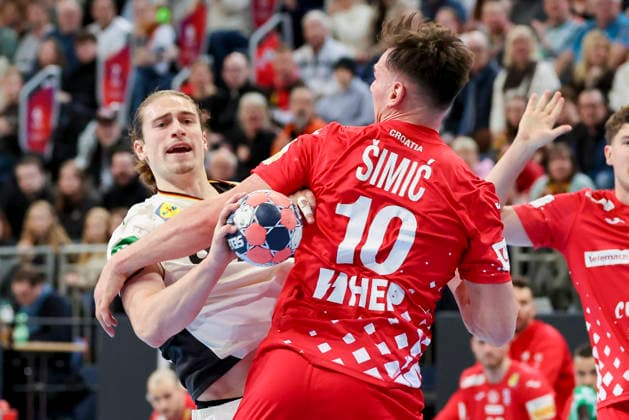 Juri Knorr (Germany) und Josip Simic (Croatia) kaempfen um den Ball, Friendly match, Germany vs Croatia, ZAG Arena am 11. January 2026 in Hannover, Deutschland. (Foto von Marco Steinbrenner DeFodi Images) Juri Knorr (Germany) und Josip Simic (Croatia) battle for the ball, Friendly match, Germany vs Croatia, ZAG Arena, January 11, 2026 in Hannover, Germany. (Photo by Marco Steinbrenner DeFodi Images) -