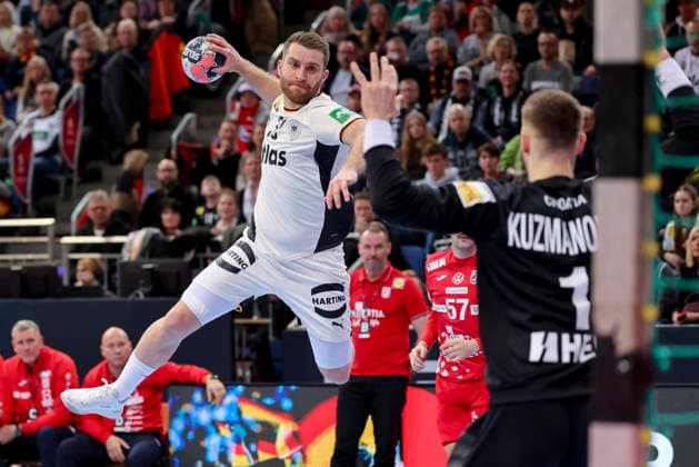 Lukas Mertens (Germany) und Torhueter Dominik Kuzmanovic (Croatia) kaempfen um den Ball, Friendly match, Germany vs Croatia, ZAG Arena am 11. January 2026 in Hannover, Deutschland. (Foto von Marco Steinbrenner DeFodi Images) Lukas Mertens (Germany) und Torhueter Dominik Kuzmanovic (Croatia) battle for the ball, Friendly match, Germany vs Croatia, ZAG Arena, January 11, 2026 in Hannover, Germany. (Photo by Marco Steinbrenner DeFodi Images) -