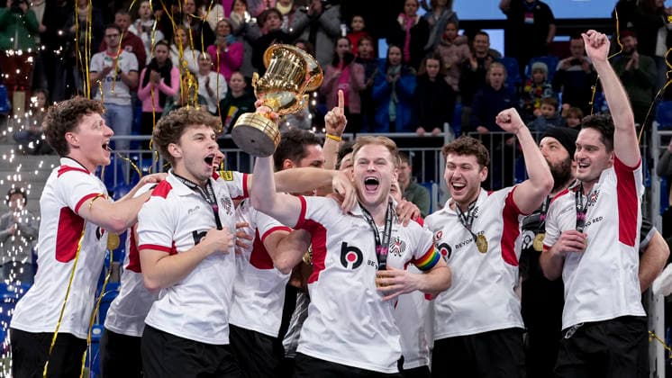 Spieler aus Österreich (Austria), bei der Siegerehrung, Ehrung, Fülöp Losonci (Austria, 4, Kapitän) mit dem Pokal in der Hand, der Trophäe, Gold, Jubel nach dem Schlusspfiff, jubeln, jubelt, Freude, Sieger, Sieg, Gewinner der Europameisterschaft 2026, Europameister, Erster Platz, Highlight, optimistisch, Titelträger, Champion, Meisterjubel, fröhlich, optimistisch, positiv, Aktion, Action, 11.01.2026, Heidelberg (Deutschland), Hallenhockey, Europameisterschaft, Finale, Herren, Österreich - Polen *** Players from Austria Austria , at the award ceremony, honor, Fülöp Losonci Austria, 4, captain with the trophy in his hand, the trophy, gold, cheering after the final whistle, cheering, cheers, joy, winner, victory, winner of the European Championship 2026, European champion, first place, highlight, optimistic, title holder, champion, champion cheer, cheerful, optimistic, positive, action, action, 11 01 2026, Heidelberg Germany , indoor field hockey, European Championship, final, men, Austria Poland xozx