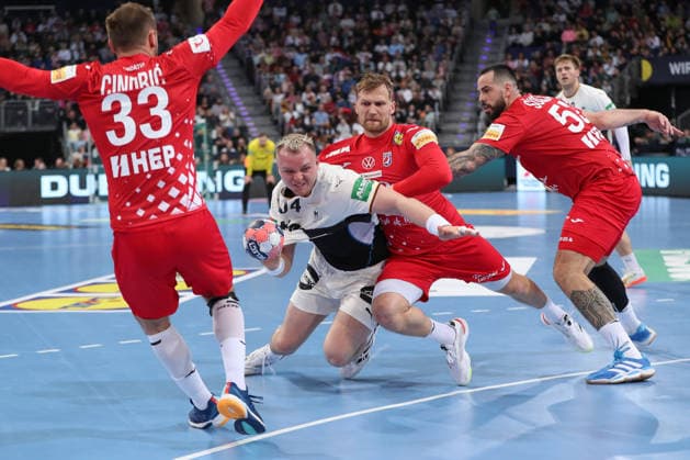 11.01.2026, xgox, Handball, Länderspiel, Deutschland - Kroatien v.l. Justus Fischer (Deutschland, 54), David Mandic (Kroatien, 39) Zweikampf, Duell, Kampf, tackle Hannover