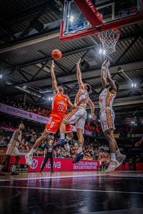 1. Basketball Bundesliga, easyCredit BBL, Saison 2025 2026, Herren, Hauptrunde, 15. Spieltag, 11.01.2026, RASTA Vechta - Fitness First Würzburg Baskets Alonzo Verge ( 11 - RASTA Vechta) beim Korbleger Vechta RASTA Dome Niedersachsen Deutschland