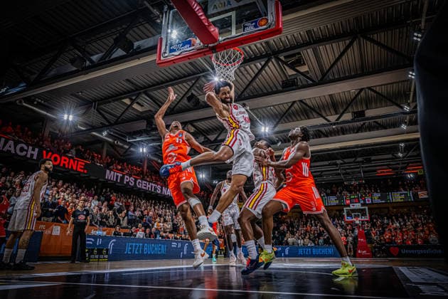 1. Basketball Bundesliga, easyCredit BBL, Saison 2025 2026, Herren, Hauptrunde, 15. Spieltag, 11.01.2026, RASTA Vechta - Fitness First Würzburg Baskets Alonzo Verge ( 11 - RASTA Vechta) beim Korbleger Vechta RASTA Dome Niedersachsen Deutschland