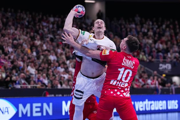 11.01.2026, xydrx, Handball, Herren Länderspiel, Deutschland - Kroatien, ZAG Arena: Marko Mamic (CRO 30) und Josip Simic (CRO 10) im Zweikampf gegen Juri Knorr (GER 15) Niedersachsen Deutschland