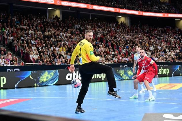 11.01.2026 xkhx ZAG Arena Hannover Länderspiel der Deutschen Handball - Nationalmannschaft gegen Kroatien als Vorbereitung auf die Handball-EM 2026 Torwart Andreas Wolf (GER) muss hinter sich greifen