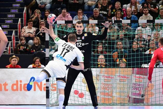 11.01.2026 xkhx ZAG Arena Hannover Länderspiel der Deutschen Handball - Nationalmannschaft gegen Kroatien als Vorbereitung auf die Handball-EM 2026 Likas Zerbe (GER) gegen Torwart Dominik Kuzmanovic (Kroatien)