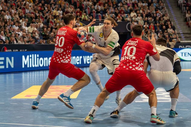 Deutschland, Handball, EHF Freundschaftsspiel, Deutschland - Kroatien am 11.01. in Hannover (ZAG-Arena): Juri Knorr (Deutschland 15) und Marko MamiÄ‡ (Kroatien 30) Copyright: xSvenxHeidmannx