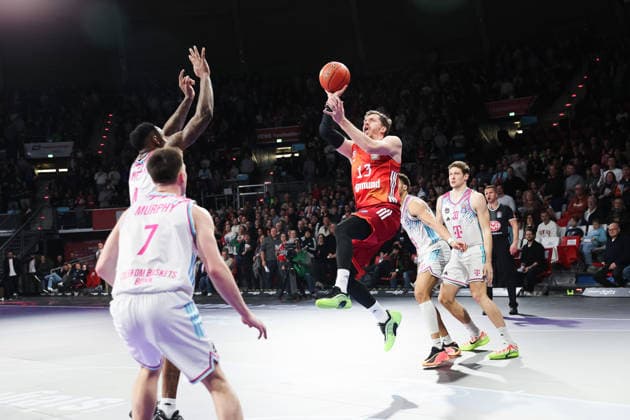 Andreas Obst (FC Bayern Basketball, 13) mit Ball in der Luft mit Patrick Heckmann (Telekom Baskets Bonn, 33) und Grayson Murphy (Telekom Baskets Bonn, 07) und Jeff Garrett Jr. (Telekom Baskets Bonn, 04), GER, FC Bayern Basketball vs. Telekom Baskets Bonn, Basketball, easycredit Basketball Bundesliga, 15. Spieltag, Saison 2025 2026, 11.01.2026, GER, FC Bayern Basketball vs. Telekom Baskets Bonn, Basketball, easycredit Basketball Bundesliga, 15. Spieltag, Saison 2025 2026, 11.01.2026 Muenchen Copyright: xEibner-Pressefoto JennixMaulx EP_JML