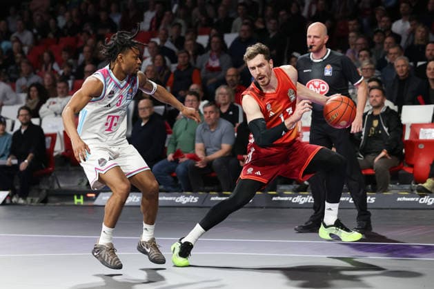 Andreas Obst (FC Bayern Basketball, 13) mit Zachery Cooks (Telekom Baskets Bonn, 03), GER, FC Bayern Basketball vs. Telekom Baskets Bonn, Basketball, easycredit Basketball Bundesliga, 15. Spieltag, Saison 2025 2026, 11.01.2026, GER, FC Bayern Basketball vs. Telekom Baskets Bonn, Basketball, easycredit Basketball Bundesliga, 15. Spieltag, Saison 2025 2026, 11.01.2026 Muenchen Copyright: xEibner-Pressefoto JennixMaulx EP_JML