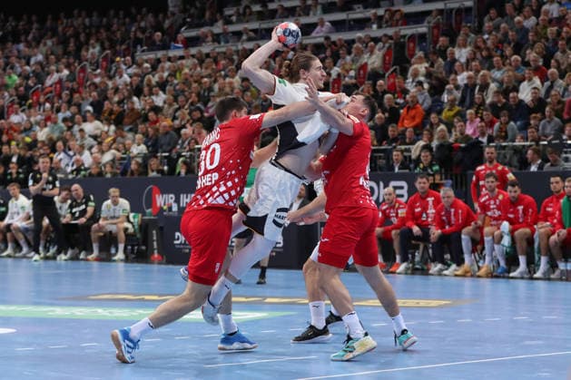 11.01.2026, xgox, Handball, Länderspiel, Deutschland - Kroatien v.l. Juri Knorr (Deutschland, 15) wirft Tor, Torschuetze, erzielt Tor, Treffer, scores the goal Zweikampf, Duell, Kampf, tackle Hannover