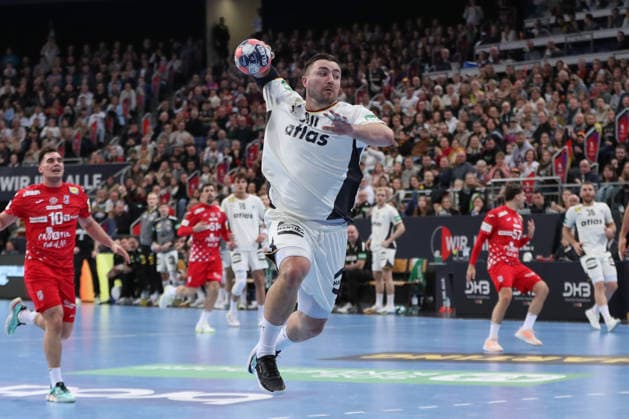 11.01.2026, xgox, Handball, Länderspiel, Deutschland - Kroatien v.l. Jannik Kohlbacher (Deutschland, 80) wirft Tor, Torschuetze, erzielt Tor, Treffer, scores the goal Hannover