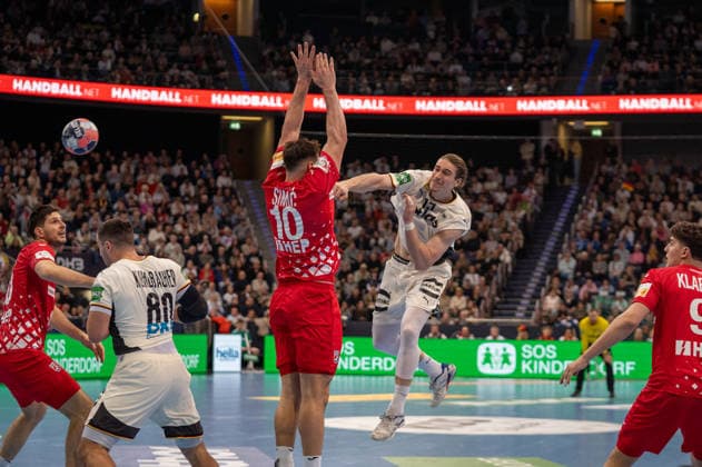 Deutschland, Handball, EHF Freundschaftsspiel, Deutschland - Kroatien am 11.01. in Hannover (ZAG-Arena): Juri Knorr (Deutschland 15) und Josip Å imiÄ‡ (Kroatien 10) Copyright: xSvenxHeidmannx