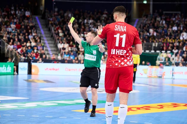 Handball-Herren-Laenderspiel - Deutschland - Kroatien am 11.01.2026, Eine gelbe Karte gibt es für den Spieler Zvonimir Srna ( 11 Kroatien) Hannover ZAG arena Niedersachsen Deutschland