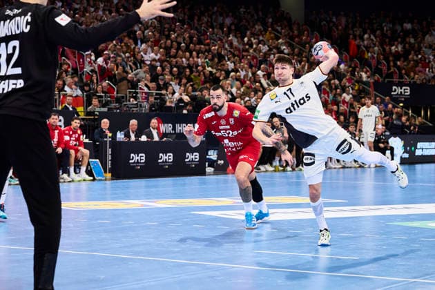 Handball-Herren-Laenderspiel - Deutschland - Kroatien am 11.01.2026, 7 Meter Wurf von Lukas Zerbe ( 17 Deutschland) Hannover ZAG arena Niedersachsen Deutschland