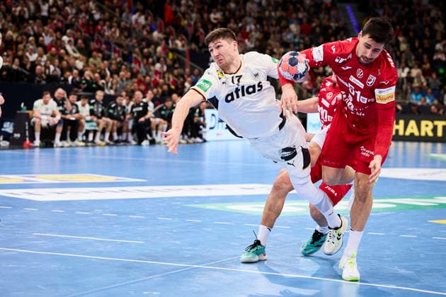 Handball-Herren-Laenderspiel - Deutschland - Kroatien am 11.01.2026, Lukas Zerbe ( 17 Deutschland) im Duell mit Ivan Martinovic ( 51 Kroatien) Hannover ZAG arena Niedersachsen Deutschland