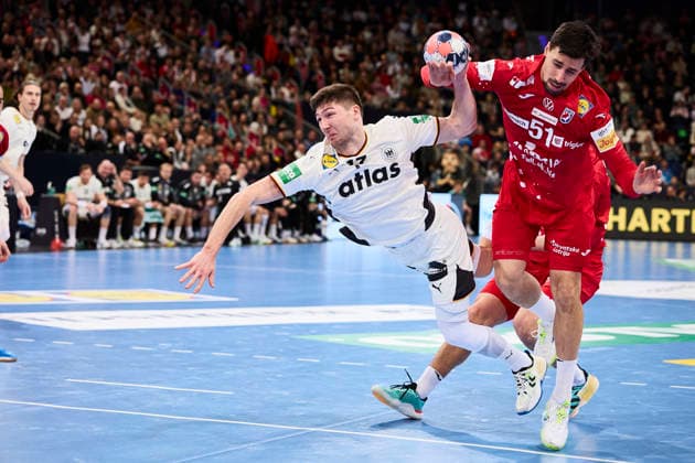 Handball-Herren-Laenderspiel - Deutschland - Kroatien am 11.01.2026, Lukas Zerbe ( 17 Deutschland) im Duell mit Ivan Martinovic ( 51 Kroatien) Hannover ZAG arena Niedersachsen Deutschland