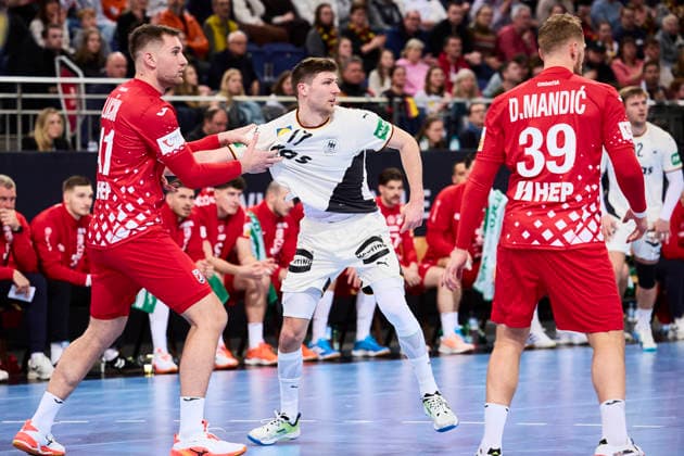 Handball-Herren-Laenderspiel - Deutschland - Kroatien am 11.01.2026, v.l. Tin Lucin ( 41 Kroatien) , Lukas Zerbe ( 17 Deutschland) , David Mandic ( 39 Kroatien) Hannover ZAG arena Niedersachsen Deutschland