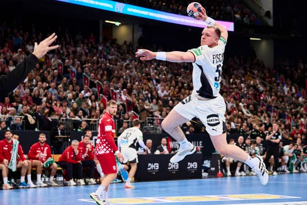 Handball-Herren-Laenderspiel - Deutschland - Kroatien am 11.01.2026, Justus Fischer ( 54 Deutschland) im Wurf Hannover ZAG arena Niedersachsen Deutschland