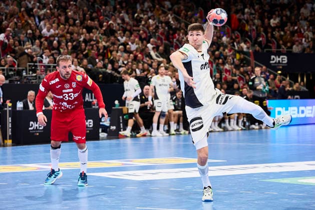 Handball-Herren-Laenderspiel - Deutschland - Kroatien am 11.01.2026, 7 Meter Wurf durch Lukas Zerbe ( 17 Deutschland) Hannover ZAG arena Niedersachsen Deutschland