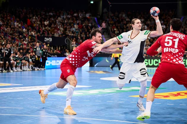 Handball-Herren-Laenderspiel - Deutschland - Kroatien am 11.01.2026, v.l. Veron Nacinovic ( 93 Kroatien) , Juri Knorr ( 15 Deutschland), Ivan Martinovic ( 51 Kroatien) Hannover ZAG arena Niedersachsen Deutschland