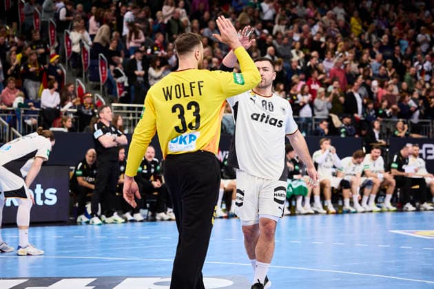 Handball-Herren-Laenderspiel - Deutschland - Kroatien am 11.01.2026, Andreas Wolff ( 33 Deutschland) und Jannik Kohlbacher ( 80 Deutschland) klatschen sich ab Hannover ZAG arena Niedersachsen Deutschland