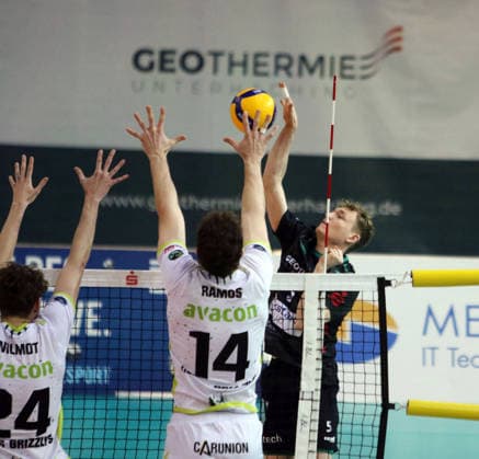 von links Inaki RAMOS (Giesen), Florian KRENKEL (Haching), He-Volleyball, 1. BL,25 26, TSV Haching Muenchen vs Helios Gizzlys Giesen, , Geothermie Arena, Unterhaching, 11.01.26 Copyright: WolfgangxFehrmann