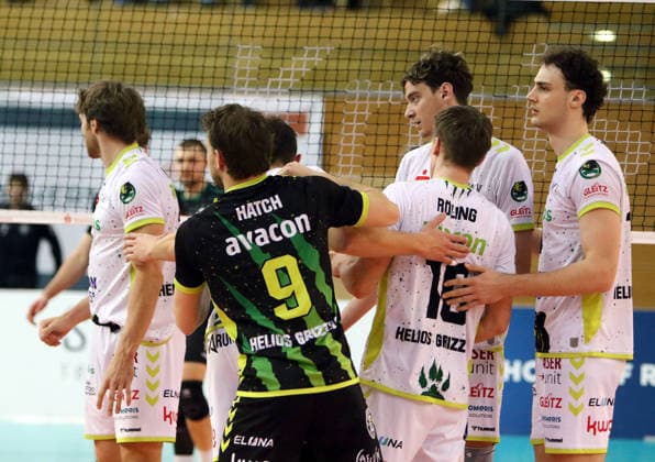 Giesener Freude ueber einen Punktgewinn, He-Volleyball, 1. BL,25 26, TSV Haching Muenchen vs Helios Gizzlys Giesen, , Geothermie Arena, Unterhaching, 11.01.26 Copyright: WolfgangxFehrmann