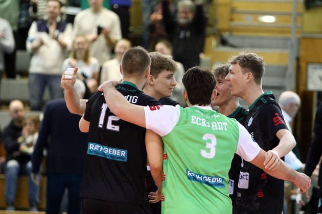 Hachinger Freude ueber den Gewinn des ersten Satzes, He-Volleyball, 1. BL,25 26, TSV Haching Muenchen vs Helios Gizzlys Giesen, , Geothermie Arena, Unterhaching, 11.01.26 Copyright: WolfgangxFehrmann