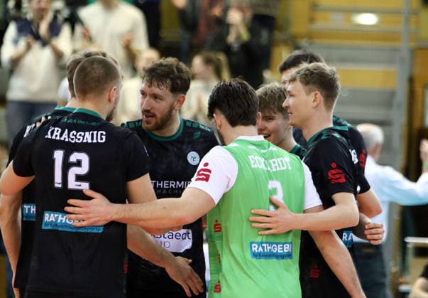 Hachinger Freude ueber den Gewinn des ersten Satzes He-Volleyball, 1. BL,25 26, TSV Haching Muenchen vs Helios Gizzlys Giesen, , Geothermie Arena, Unterhaching, 11.01.26 Copyright: WolfgangxFehrmann