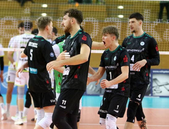 Hachinger Freude nach dem Gewinn des zweiten Satzes He-Volleyball, 1. BL,25 26, TSV Haching Muenchen vs Helios Gizzlys Giesen, , Geothermie Arena, Unterhaching, 11.01.26 Copyright: WolfgangxFehrmann