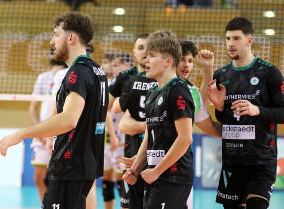 Hachinger Freude nach dem Gewinn des zweiten Satzes, He-Volleyball, 1. BL,25 26, TSV Haching Muenchen vs Helios Gizzlys Giesen, , Geothermie Arena, Unterhaching, 11.01.26 Copyright: WolfgangxFehrmann