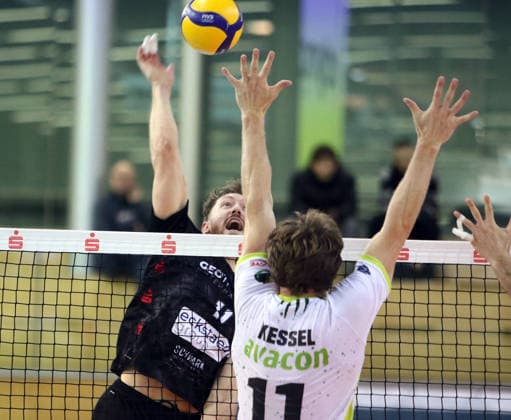 von links Marco MILOVANOVIC (Haching), Cody KESSEL (Giesen), He-Volleyball, 1. BL,25 26, TSV Haching Muenchen vs Helios Gizzlys Giesen, , Geothermie Arena, Unterhaching, 11.01.26 Copyright: WolfgangxFehrmann