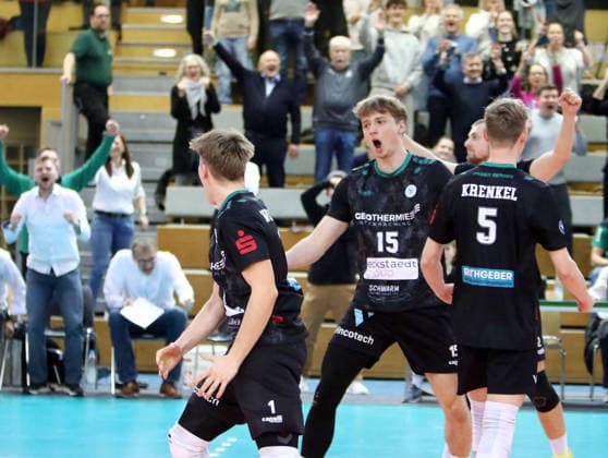 Hachinger Freude ueber den Sieg, He-Volleyball, 1. BL,25 26, TSV Haching Muenchen vs Helios Gizzlys Giesen, , Geothermie Arena, Unterhaching, 11.01.26 Copyright: WolfgangxFehrmann