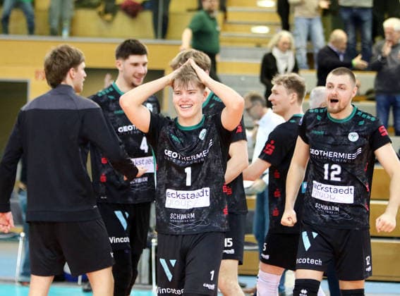 von links vorn Oliver WACHTEL (Haching), Jakob KRASSNIG CHaching), He-Volleyball, 1. BL,25 26, TSV Haching Muenchen vs Helios Gizzlys Giesen, , Geothermie Arena, Unterhaching, 11.01.26 Copyright: WolfgangxFehrmann