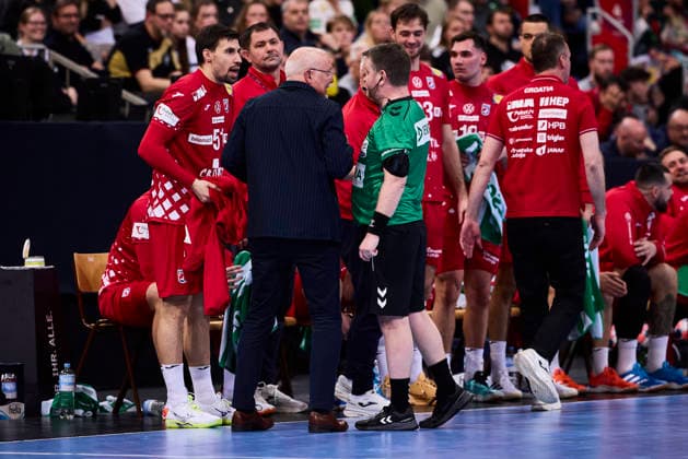Handball-Herren-Laenderspiel - Deutschland - Kroatien am 11.01.2026, Kroatische Mannschaft diskutiert mit dem Schiedsrichter Hannover ZAG arena Niedersachsen Deutschland